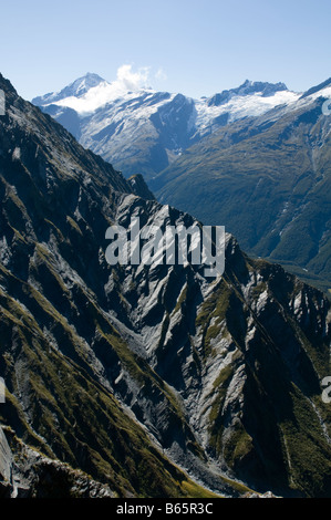 Montez au-dessus de la vallée de Matukituki, depuis la Cascade Saddle, le parc national de Mount Aspiring, South Island, Nouvelle-Zélande Banque D'Images