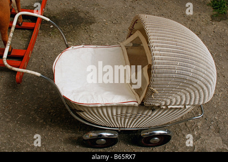 Un vieux wicker perambulator dans un marché aux puces, Cesky Krumlov, République tchèque. Banque D'Images