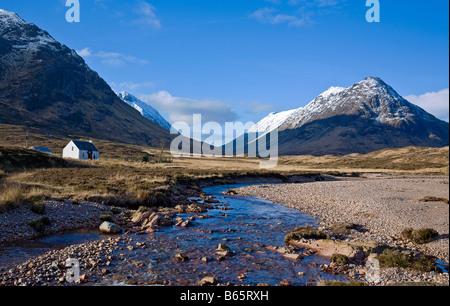 Lagangarbh Buachaille Etive Mor Bothy ci-dessous. Banque D'Images