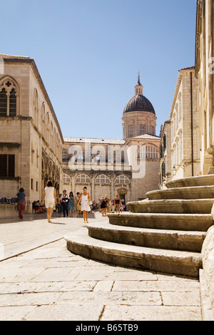 Le Dubrovnik carré de la Loggia, (Loza), avec des marches de l'église de St Blaise sur la droite,la cathédrale et du trésor derrière. Banque D'Images