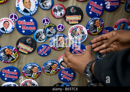 Une personne noire achète Obama boutons dans Harlem New York NY United States 4 Novembre 2008 Banque D'Images