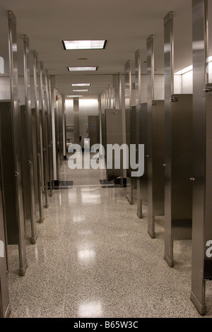 Toilette publique à l'Aéroport International de Denver, États-Unis Banque D'Images