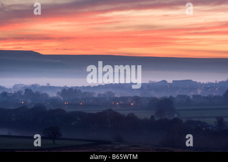 La vue de Baildon Moor au coucher du soleil, en buée remplit l'aire Vallée à Eldwick, près de Bradford, West Yorkshire Banque D'Images