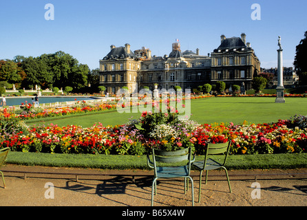 Paris France, deux chaises vides dans le jardin du Luxembourg, Senat Bâtiment jardin du Luxembourg parterres de fleurs automne. Jardin du Senat Rive gauche pas de personne Banque D'Images