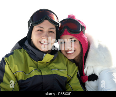 Jeune couple heureux dans des vêtements d'hiver et des lunettes Banque D'Images