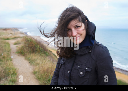 Un portrait d'une jeune femme sur la côte anglaise Banque D'Images