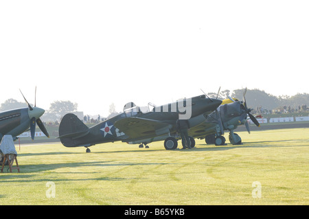 Curtiss P40B 1941 Kittyhawk Warhawk parmi une rangée d'autres avions ww2 Banque D'Images