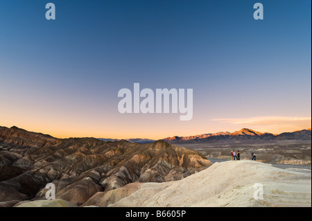 Les touristes de prendre des photos au coucher du soleil sur Zabriskie Point, Death Valley National Park, California, USA Banque D'Images