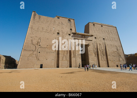 Les Ruines et vestiges de l'entrée principale de l'Horus Temple à Edfou Egypte Banque D'Images