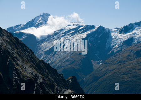 Montez au-dessus de la vallée de Matukituki, depuis la Cascade Saddle, le parc national de Mount Aspiring, South Island, Nouvelle-Zélande Banque D'Images