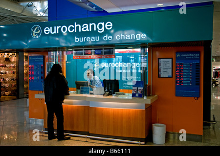 Athènes Grèce l'aéroport international Eleftherios Venizelos Eurochange bureau de change dollar euro pound yen Banque D'Images