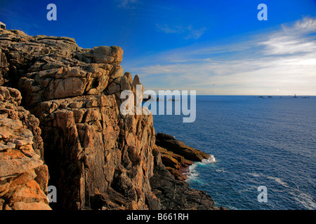 Falaises Sennan Cove vue paysage vers la péninsule de Lands End Cornwall England UK Banque D'Images