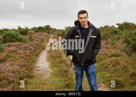 Portrait d'un jeune homme dans la campagne dans la New Forest, en Angleterre Banque D'Images