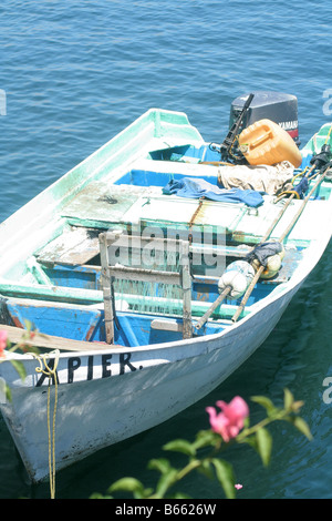 Un vieux bateau de pêche mexicains en fibre jusqu'serré Banque D'Images