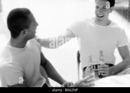 Les jeunes hommes avec des bouteilles, rire, gay Banque D'Images