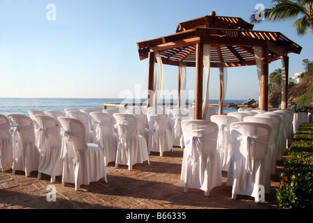 Paramètres Tropical pour un mariage sur une plage Banque D'Images