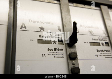 Voir l'intérieur d'un isoloir utilisé dans l'élection générale de 2008 US à New York, NY United States 4 Novembre 2008 Banque D'Images