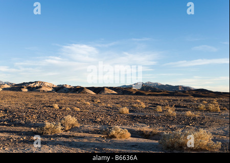 Paysage près de Furnace Creek sur la SR 190 juste avant le coucher du soleil, la Death Valley National Park, California, USA Banque D'Images