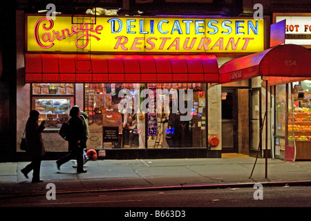 Excellent restaurant Carnegie célèbres pour leur Pastrami sur la 7e Avenue à New York City Banque D'Images