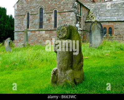 L'ours en pierre sculptée, une des quatre dans le cimetière de St Andrew's Church, Juan Vicente, près de Penrith, Cumbria, Angleterre, Royaume-Uni Banque D'Images