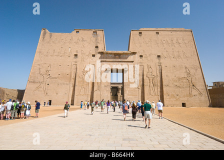 Les Ruines et vestiges de l'entrée principale de l'Horus Temple à Edfou Egypte Banque D'Images