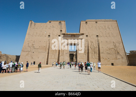 Les Ruines et vestiges de l'entrée principale de l'Horus Temple à Edfou Egypte Banque D'Images