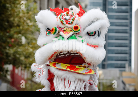 Dragon/tête de lion dans le défilé du Nouvel An chinois. Un dragon chinois costume de danse avec masque. La danse du dragon dans les célébrations du Nouvel An Chinois, des festivités. Banque D'Images