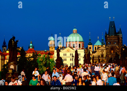 Foule sur le pont Charles à Prague Banque D'Images