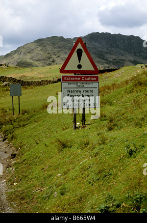 Panneau d'avertissement sur l'approche de Hardknott & Wrynose passe, Cumbria, Royaume-Uni. (Vers 1990) Banque D'Images