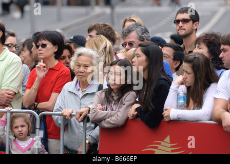 Spectateurs regarder le défilé du Nouvel An chinois Banque D'Images