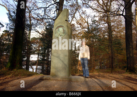 Un monument à John Ruskin dans les bois par Derwentwater Keswick dans le Lake District Cumbria Banque D'Images