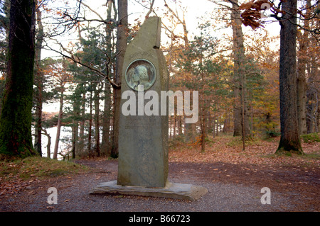 Un monument à John Ruskin dans les bois par Derwentwater Keswick Cumbria dans le Lake District UK Banque D'Images