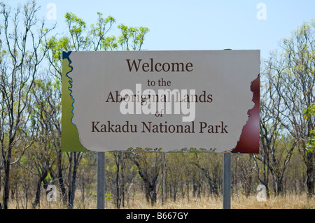 Panneau à l'entrée au Parc National de Kakadu en Australie Territoire du Nord Septembre Banque D'Images