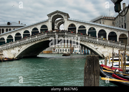 Le Pont du Rialto sur le Grand Canal Venise Banque D'Images