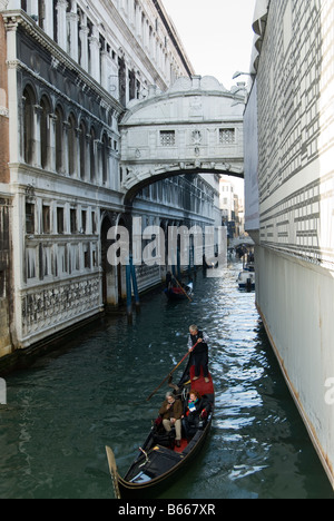 Gondola passant sous le Pont des Soupirs Banque D'Images