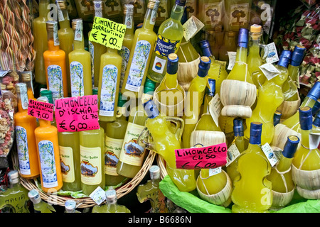 Limoncello, également connu sous le nom de lemoncello, à l'origine une baie de Naples liqueur, maintenant un favori dans le monde entier, ici vu dans un magasin à Naples, Centro Storico. Banque D'Images