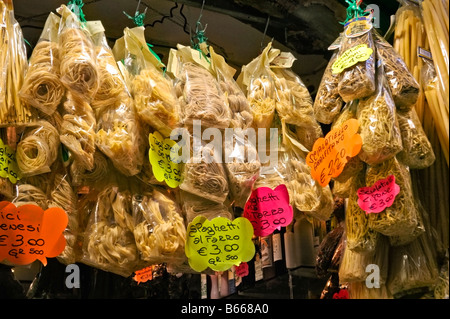 Sacs de pâtes italiennes séchées, à partir de blé dur, accroché dans un magasin à Naples, Centro Storico. Non présenté par Marco Polo (voir info ci-dessous). Banque D'Images