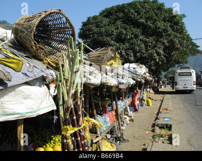 Les étals de marché sur le côté de la Rajmarg Prithvi (H04) route principale entre Katmandou et Pokhara, Népal, Asie centrale Banque D'Images