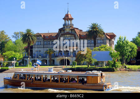 Un bateau de tourisme dans le fleuve Lujan avec le Club d'aviron de La Marina (Club de Regatas La Marina) à Tigre, Buenos Aires, Argentine. Banque D'Images