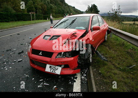 Les lieux d'un accident de la route impliquant une collision frontale entre deux voitures sur une route rurale en Ecosse, Royaume-Uni Banque D'Images