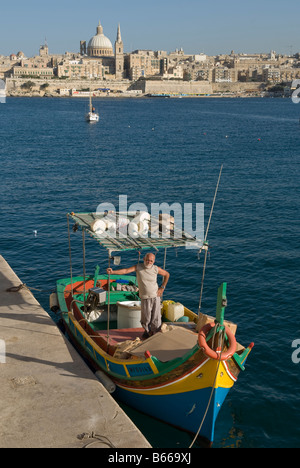 Bateau de pêche pêcheur avec Luzzu et La Valette Skyline dans le port de Marsamxett, Sliema Creek Mer Malte Banque D'Images