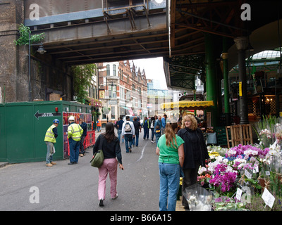 Les gens du flower stand à Borough Market London UK Banque D'Images