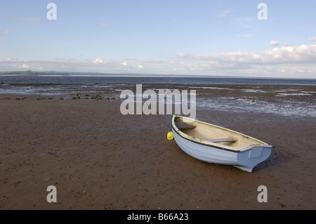 Petit bateau sur la plage à Carsethorn près de Dumfries Scotland Banque D'Images