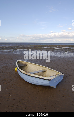 Petit bateau sur la plage à Carsethorn près de Dumfries Scotland Banque D'Images