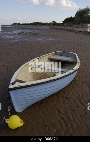 Petit bateau sur la plage à Carsethorn près de Dumfries Scotland Banque D'Images