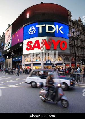 Piccadilly Circus London UK avec mouvement vertical scooter floue Banque D'Images