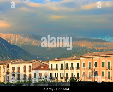 Sulmona est la Piazza Garibaldi et de la Maiella Montagnes Parc National, Abruzzo, Italie Banque D'Images