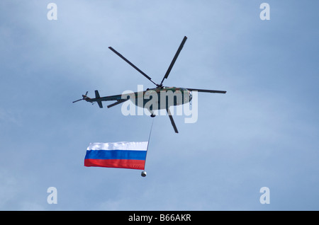 Mi 8 drapeaux militaires avec Moscou la revue de la Victoire de 2008 Banque D'Images