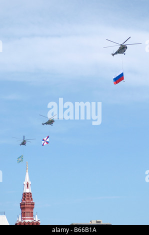 Mi 8 drapeaux militaires avec Moscou la revue de la Victoire de 2008 Banque D'Images