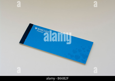 La banque Barclays Premier carnet de chèques sur un fond blanc. Banque D'Images